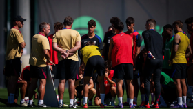 Hansi Flick da instrucciones a los jugadores del Barça en un entrenamiento