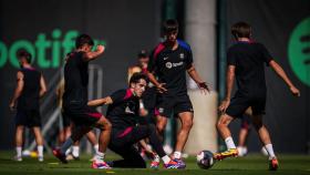 Los canteranos del Barça entrenan con el primer equipo en la Ciutat Esportiva
