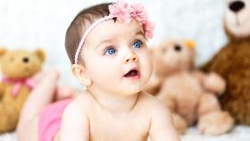 Una bebé con una diadema