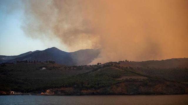 Incendio forestal que afecta a los municipios de Colera y Portbou (Girona), cerca de la frontera con Francia. Ha quemado al menos 200 hectáreas y ha obligado a confinar viviendas de ambos municipios de la comarca del Alt Empordà (Girona, Cataluña, España) el sábado 5 de agosto de 2023 (se declaró el día 4).