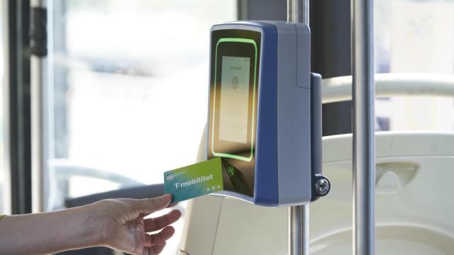 Validación de un trayecto de bus con una tarjeta física de T-mobilitat