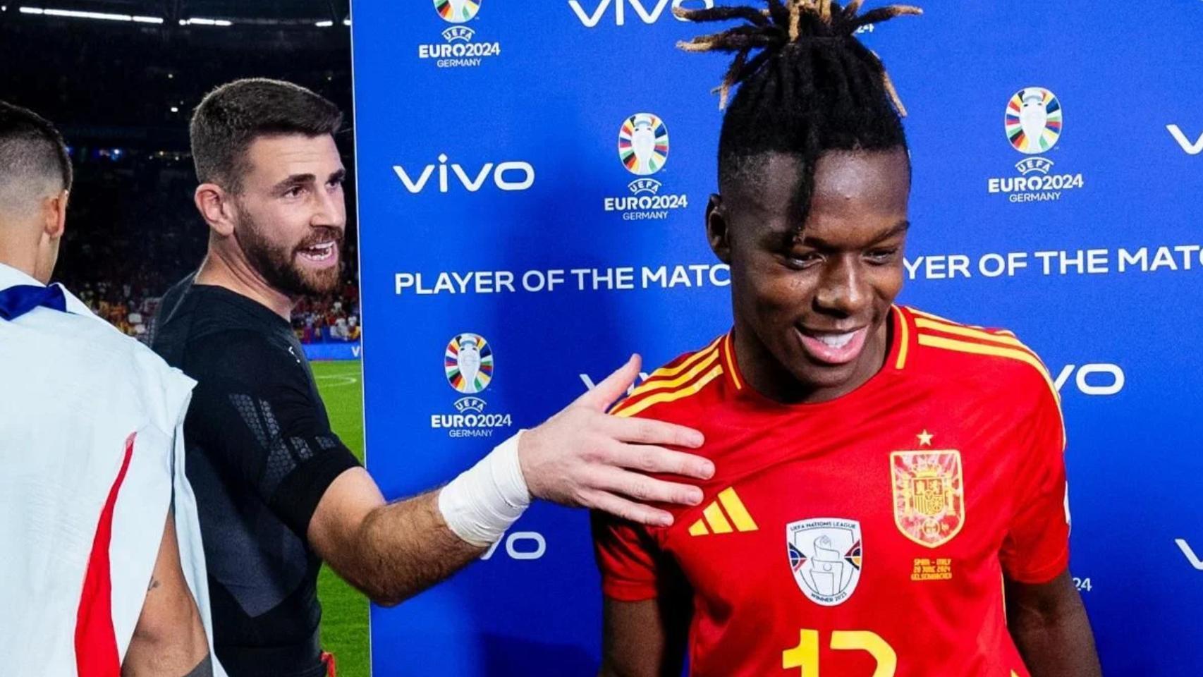 Unai Simón bromea con Nico Williams durante la Eurocopa 2024