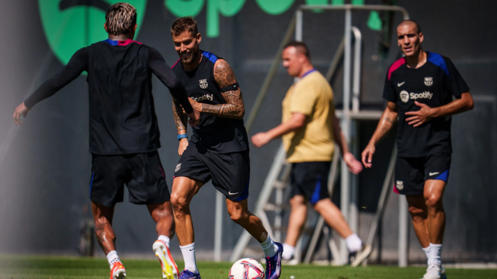 Julián Araújo disputa un balón en el entrenamiento con Iñigo Martínez