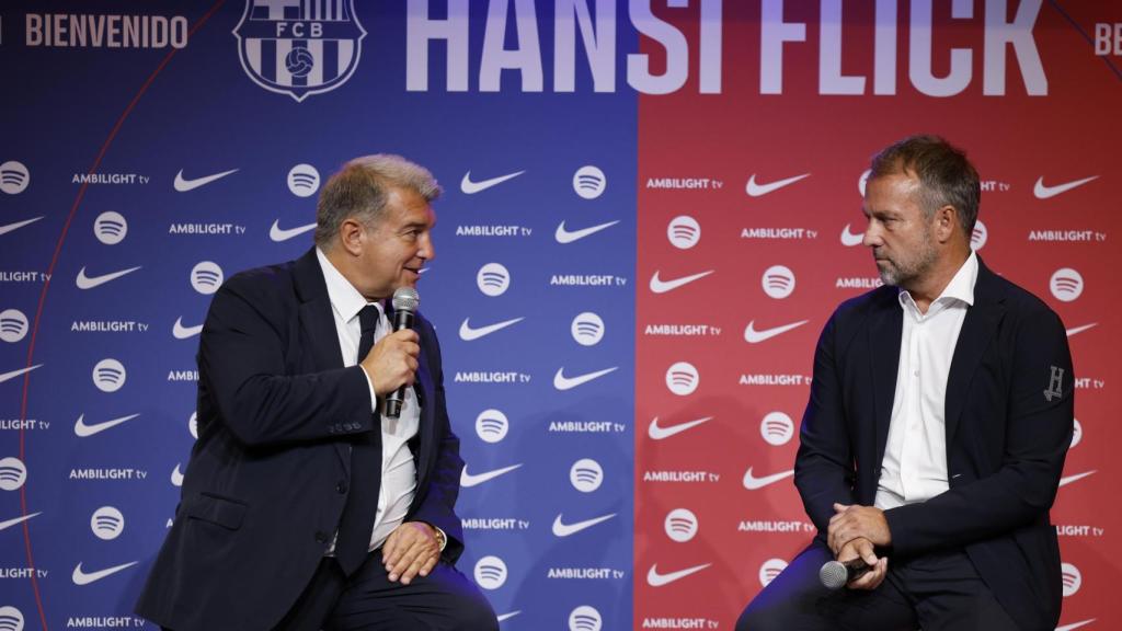 Joan Laporta y Hansi Flick, en la presentación del nuevo entrenador del Barça