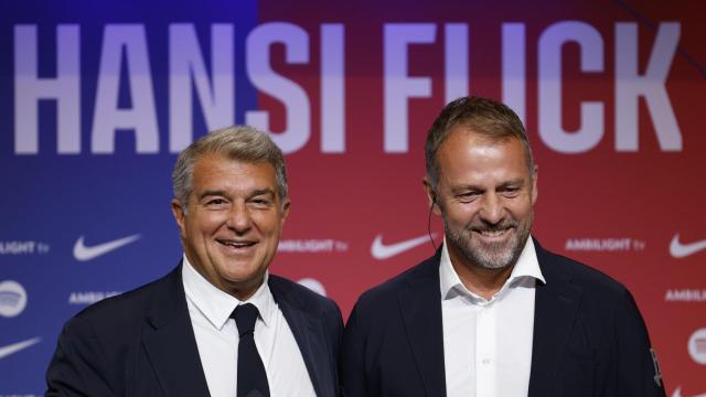 Joan Laporta y Hansi Flick, sonrientes en la presentación del técnico alemán