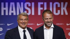 Joan Laporta y Hansi Flick, sonrientes en la presentación del técnico alemán