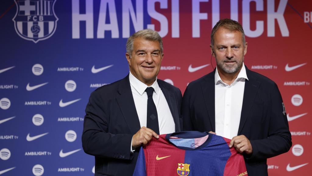 Joan Laporta y Hansi Flick posan con la nueva camiseta del Barça