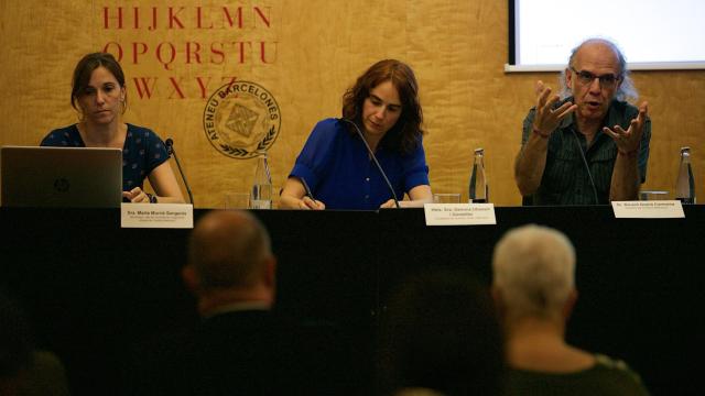 La 'consellera' de justicia, Gemma Ubasart, en el centro de la imagen junto a responsables del Institut Metròpoli, Marta Murrià y Ricard Gomà