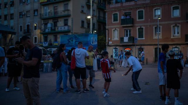 Una plaza de la Barceloneta, en Barcelona, de noche