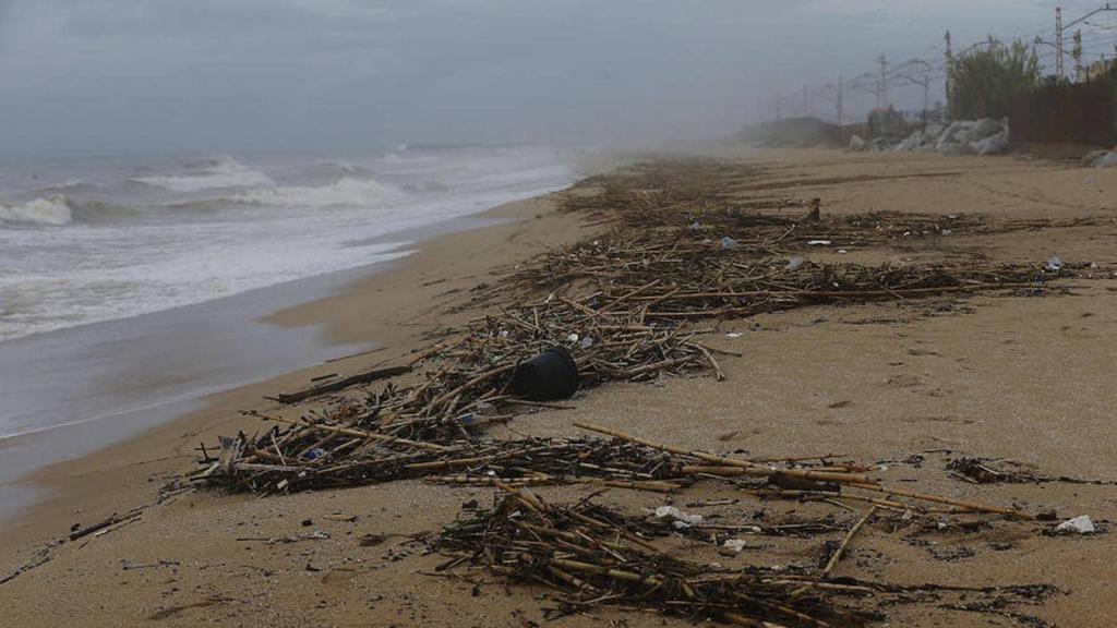 Una playa del Maresme tras un temporal