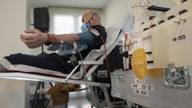Un usuario, donando sangre en el Banco de Sangre y Tejidos
