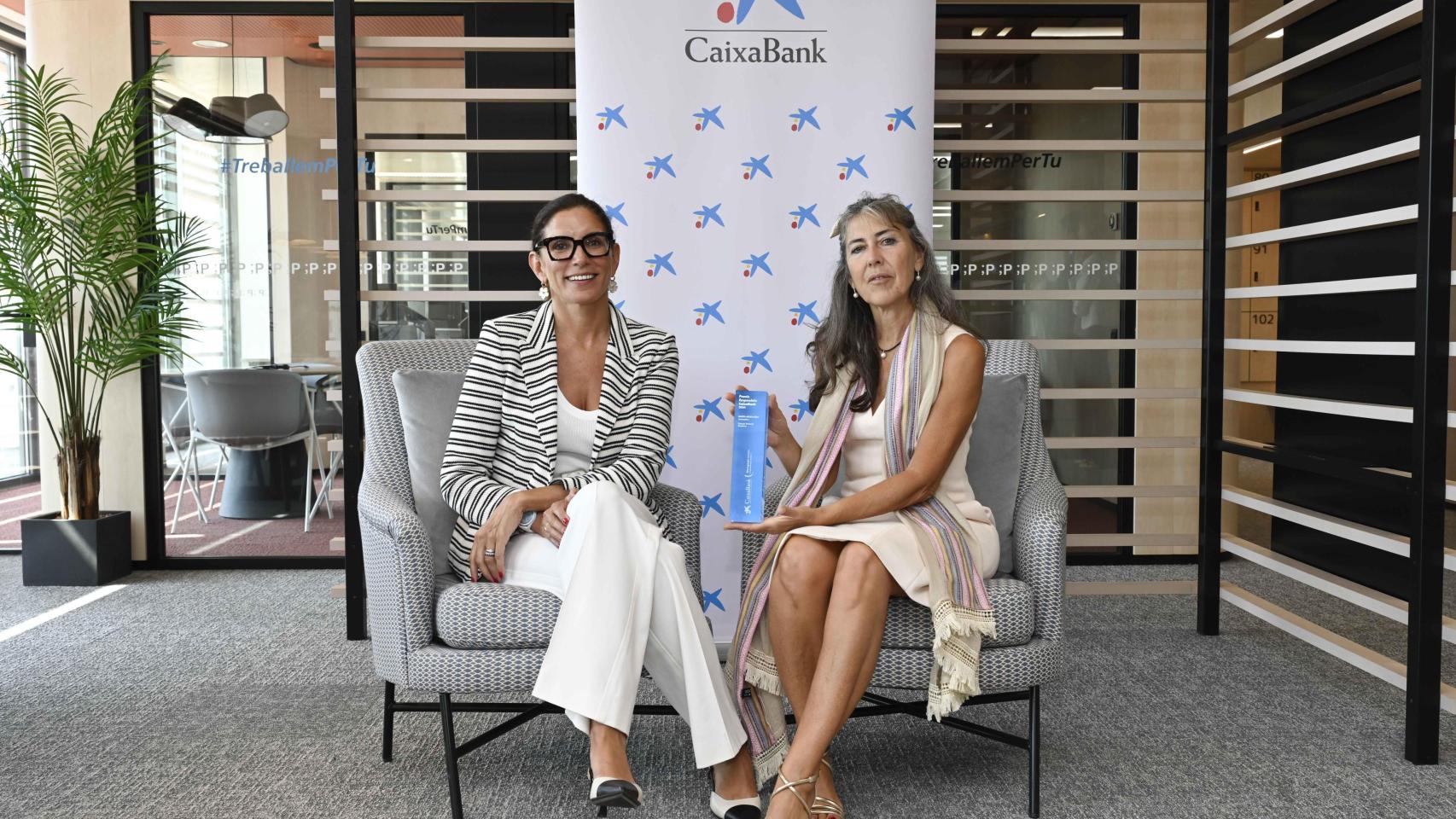 La directora territorial de CaixaBank en Barcelona, María Alsina y la socia administradora y directora científica y embrióloga de Fertilab, Marta Antich