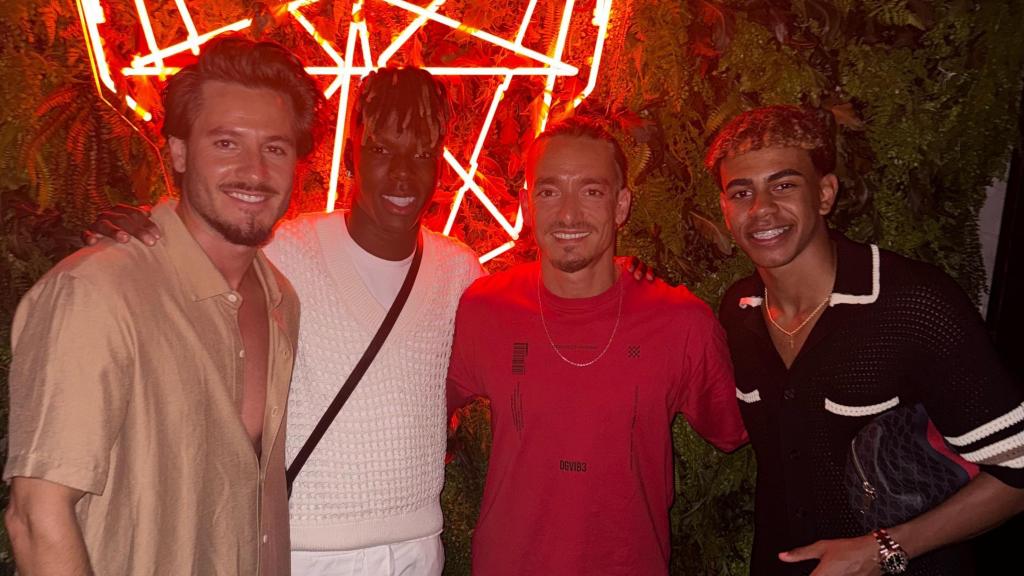 Nico Williams y Lamine Yamal, en un restaurante de moda de Marbella