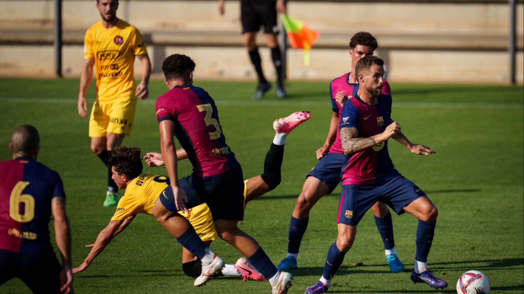 Iñigo Martínez conduce el balón en el amistoso Barça-Olot
