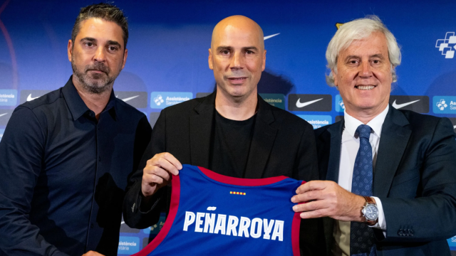 Juan Carlos Navarro, Joan Peñarroya y Josep Cubells, en la presentación del nuevo técnico del Barça de basket