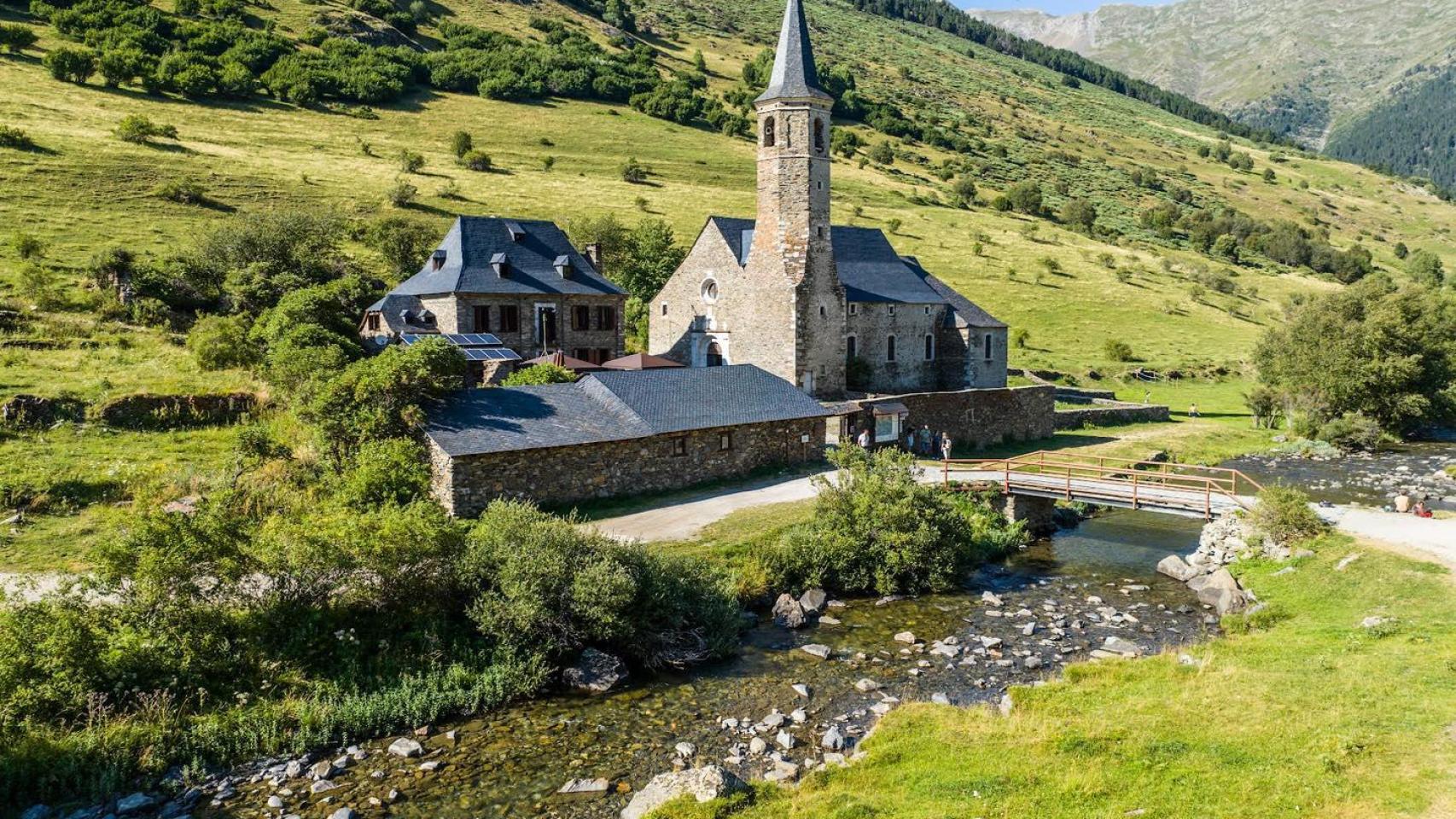 Una iglesia románica en medio de un pueblo abandonado