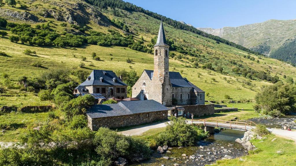 Una iglesia románica en medio de un pueblo abandonado