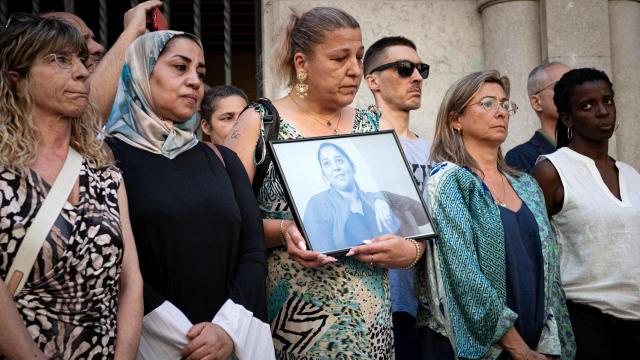 Amigas de la fallecida en el tiroteo de Font de la Pólvora durante el minuto de silencio del pasado 25 de junio