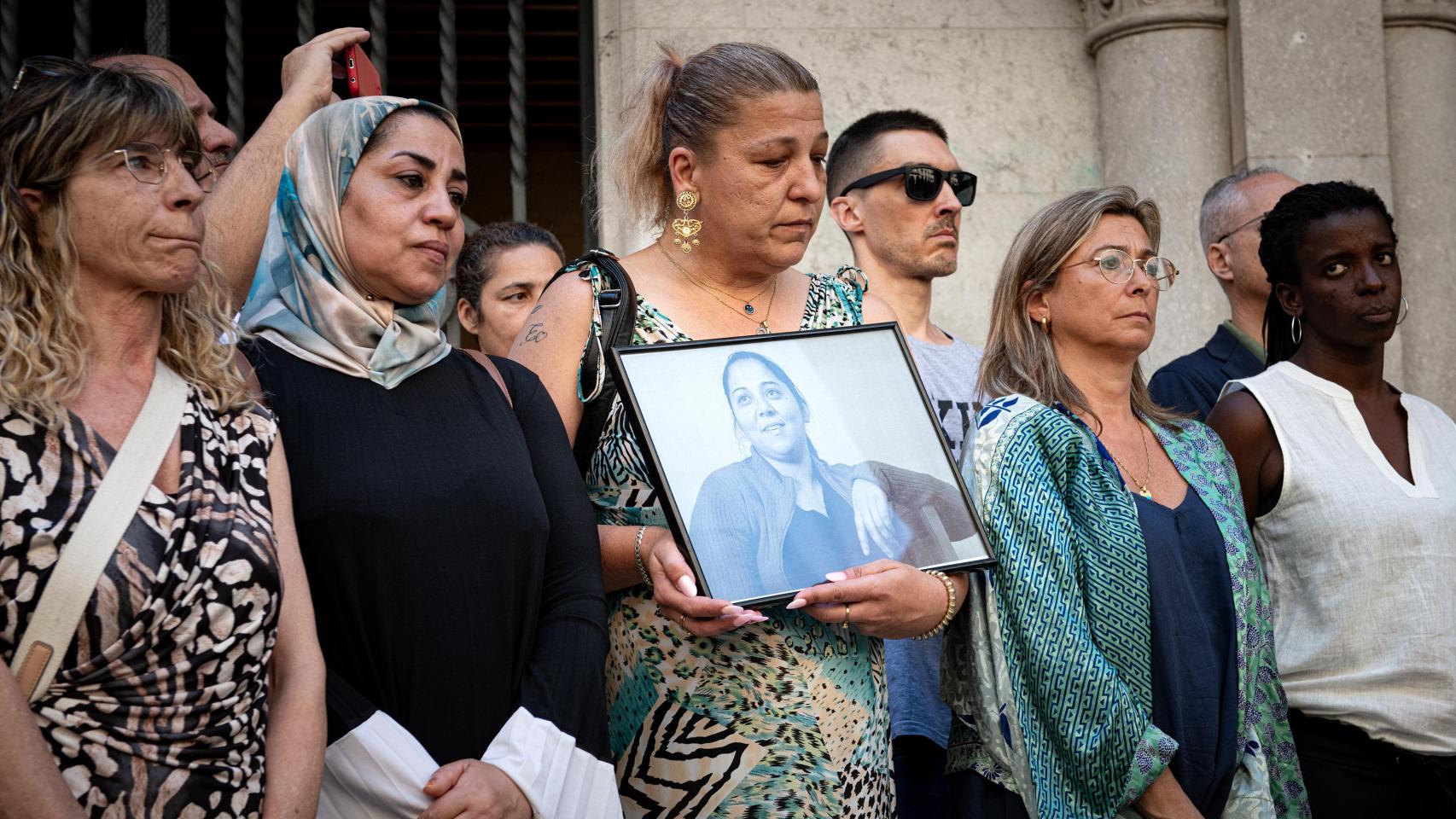 Amigas de la fallecida en el tiroteo de Font de la Pólvora durante el minuto de silencio del pasado 25 de junio