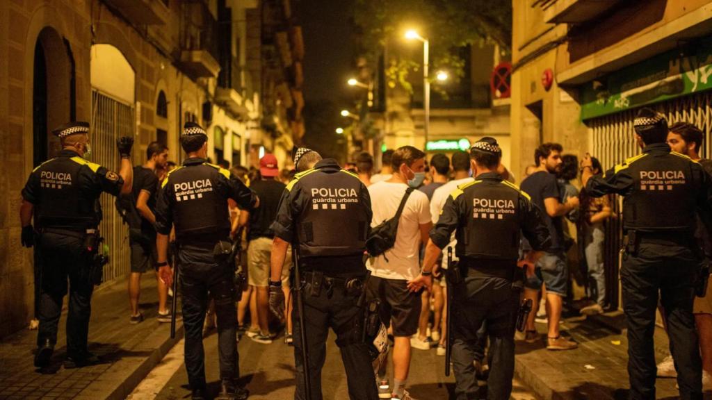 Agentes de la UREP en el control de un botellón en Barcelona