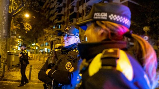 Agentes de la Guardia Urbana de Barcelona durante un dispositivo
