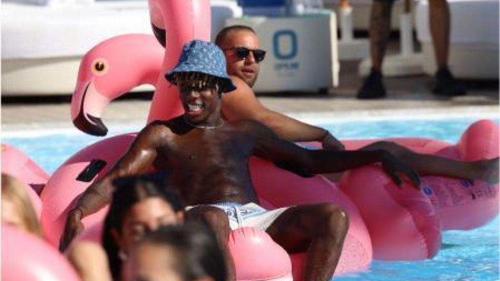 Nico Williams se relaja en la piscina del Opium Beach Club Marbella