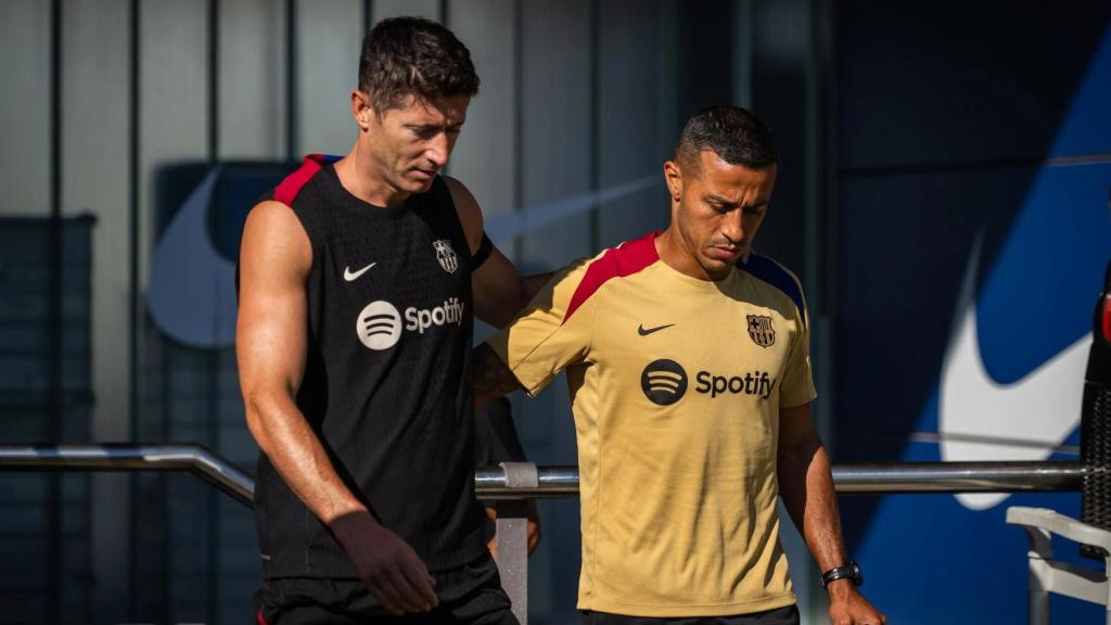 El saludo entre Lewandowski y Thiago antes del entrenamiento del Barça