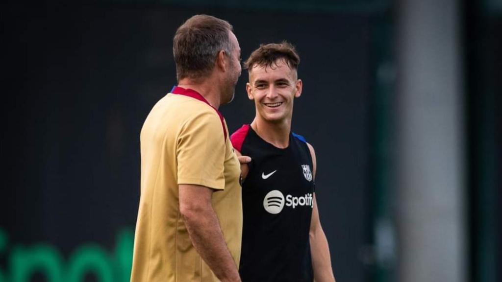 Hansi Flick habla con Marc Casadó en un entrenamiento del Barça