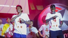 Lamine Yamal y Nico Williams bailan en la celebración de la Eurocopa 2024