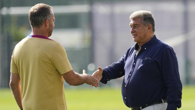 Hansi Flick saluda a Joan Laporta en un entrenamiento del Barça