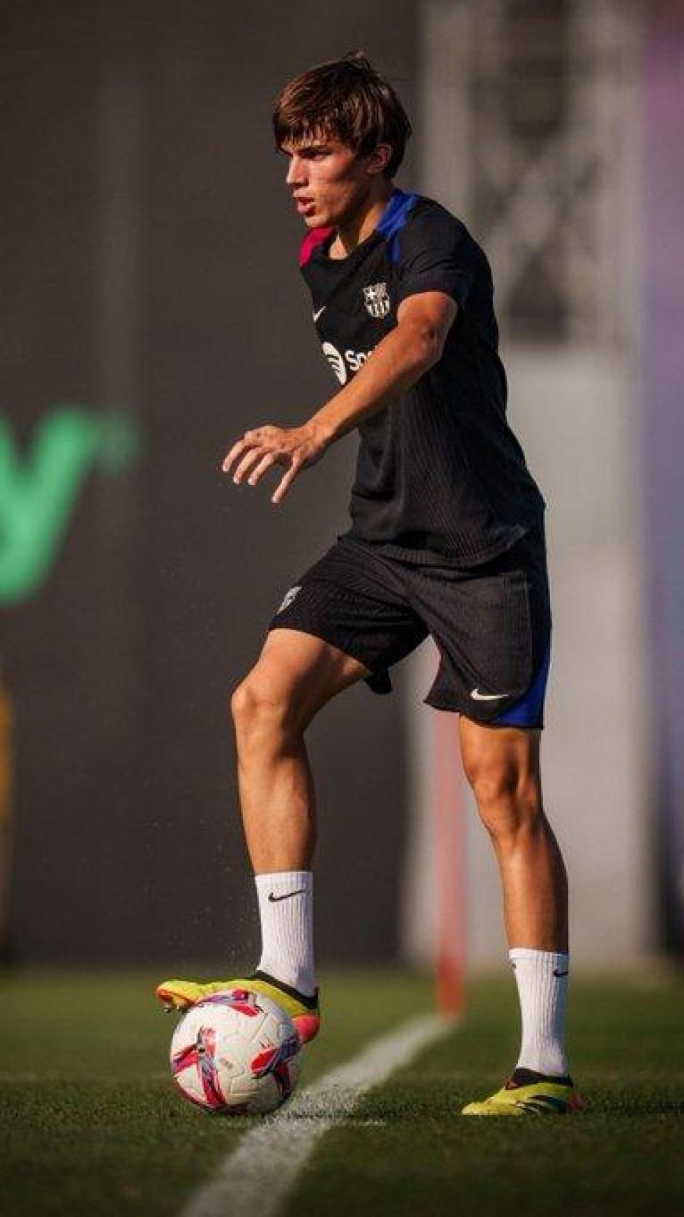 Andrés Cuenca, canterano del Barça, entrenando con el primer equipo