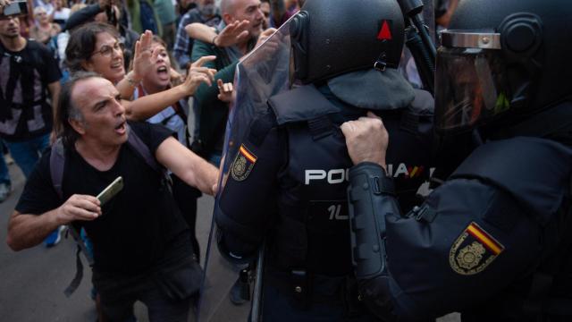 Enfrentamiento entre agentes de la Policía Nacional y manifestantes en una concentración convocada por Tsunami Democràtic en 2019