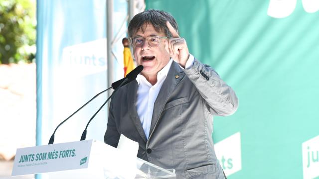 Carles Puigdemont, interviene durante el acto de celebración del cuarto aniversario de la fundación de Junts
