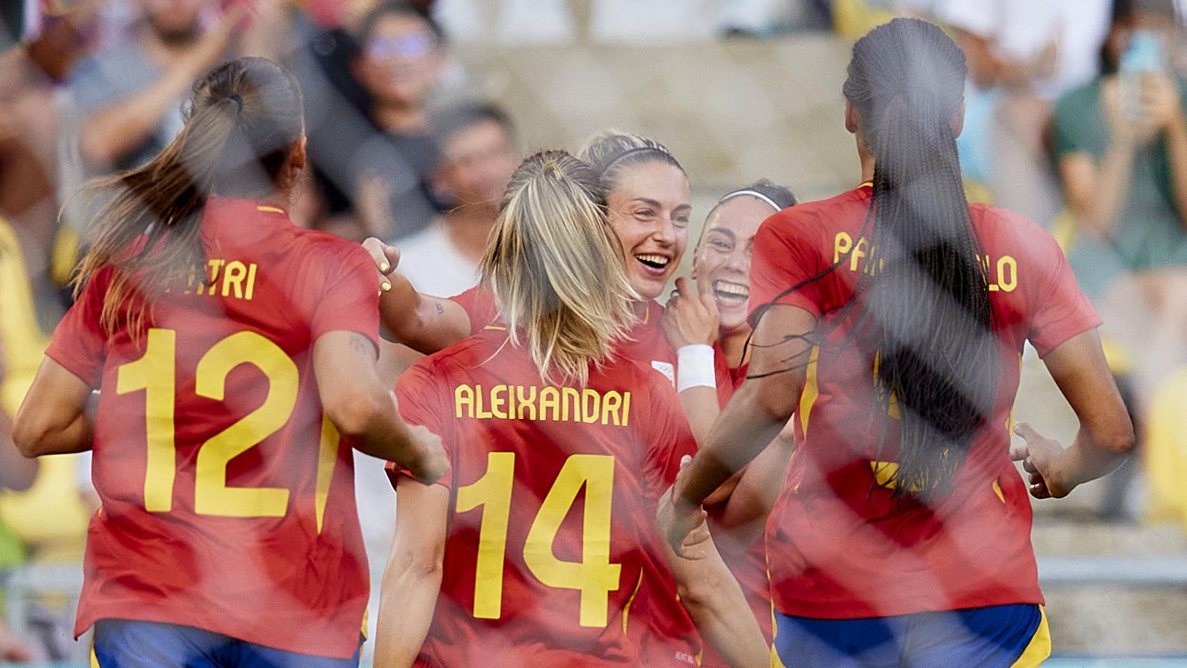 Las jugadoras de España celebran con Alexia Putellas la victoria contra Nigeria
