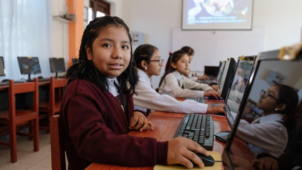 Alumnos probando la herramienta de matemáticas de ProFuturo