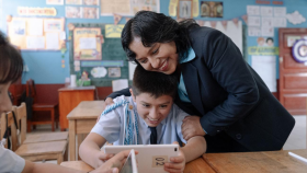 Alumnos y docente beneficiarios del programa de ProFuturo que impulsa el avance digital y tecnológico en las aulas.