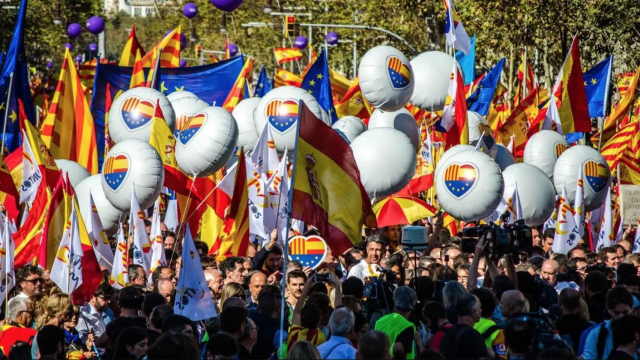 Globos de Ciudadanos durante una manifestación convocada por el partido por la Hispanidad