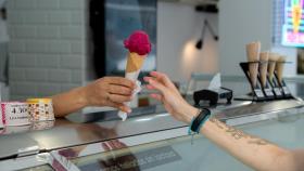Una mujer compra un helado