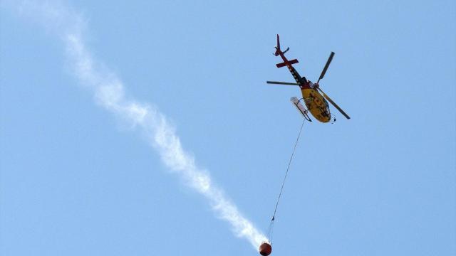 Un helicóptero mientras extingue un incendio, en una imagen de archivo