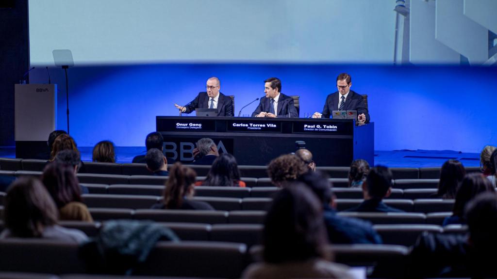 El consejero delegado de BBVA, Onur Genç; el presidente Carlos Torres Vila y el entonces director de Comunicación, Paul G. Tobin, durante la presentación de los resultados de BBVA en 2022