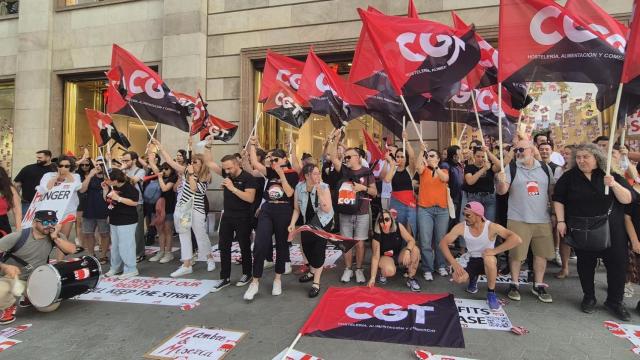 Manifestación de trabajadores de Atención al Cliente de H&M en el Paseo de Gracia de Barcelona