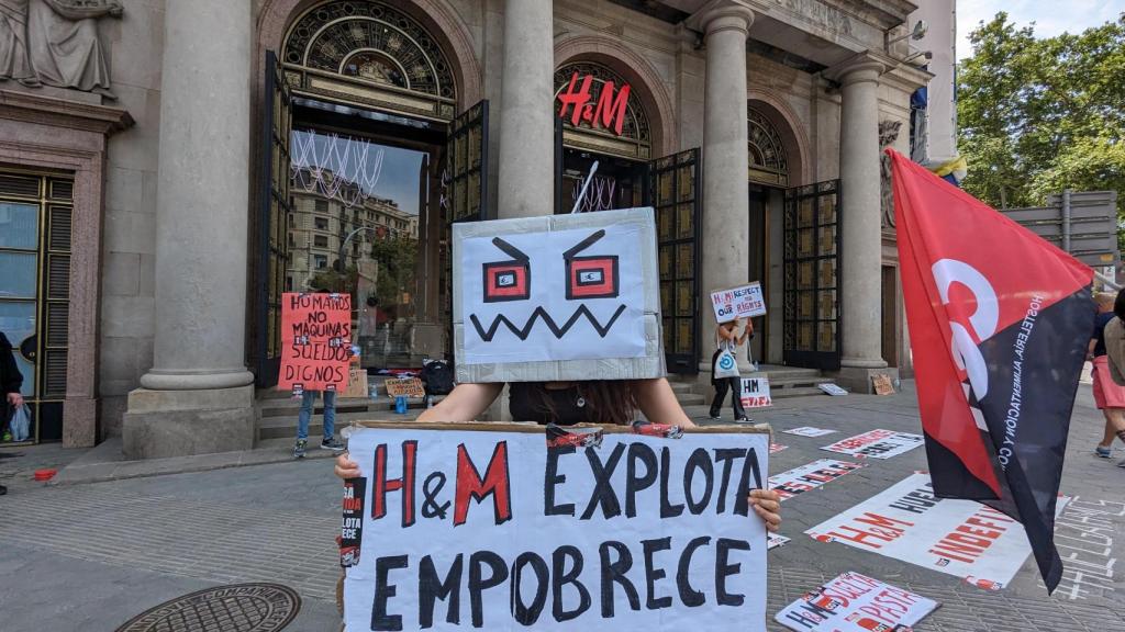 Protesta de trabajadores a las puertas de la tienda de H&M en Paseo de Gracia, Barcelona