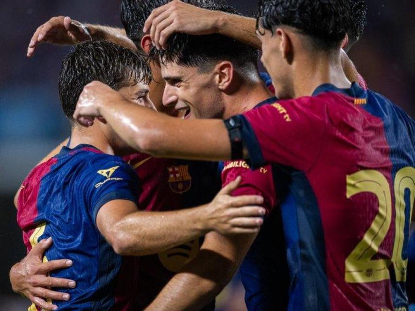 Pau Víctor y los jugadores del Barça celebran su victoria ante el Manchester City