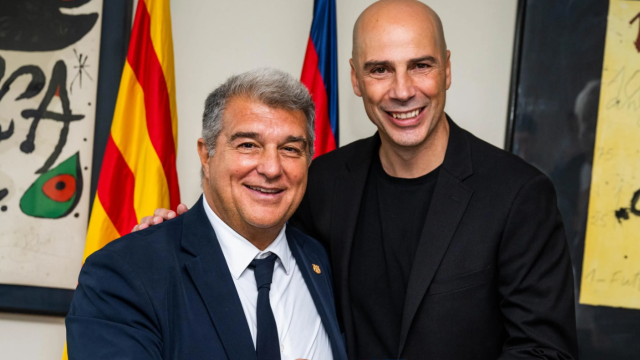 Joan Laporta y Joan Peñarroya muestran el carnet de socio del nuevo entrenador del Barça de basket