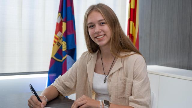 Werka Arásniewicz firma su nuevo contrato con el Barça Femenino