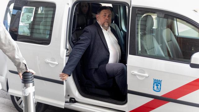 El líder de ERC, Oriol Junqueras, sale de un taxi en Madrid