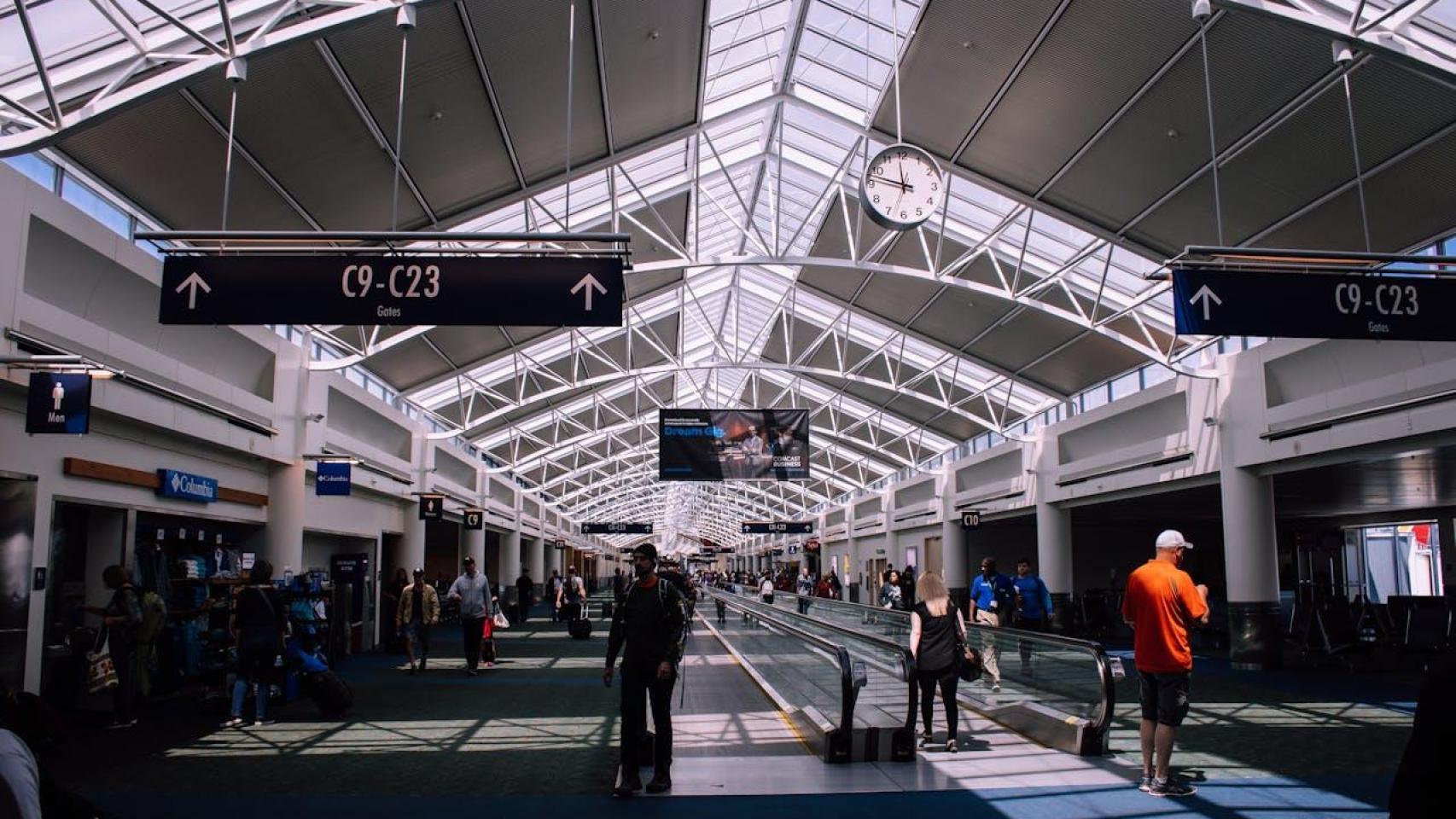 Personas dentro de la terminal de un aeropuerto