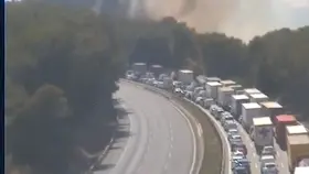 El incendio del coche en la AP-7 a la altura de Subirats, captado por una de las cámaras del Servei de Trànsit de la Generalitat