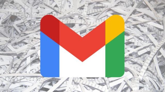 El logotipo de Gmail sobre un fondo de papeles triturados, en un fotomontaje