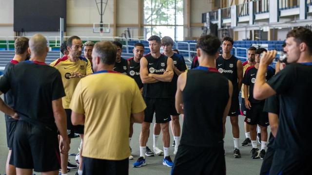 Los futbolistas del Barça reciben indicaciones del cuerpo técnico de Hansi Flick